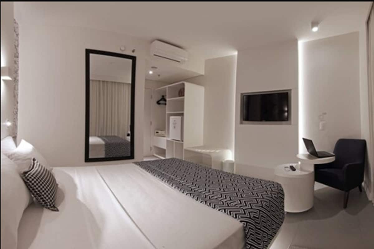 Minibar, Zimmersafe, Schreibtisch, Verdunkelungsvorhänge