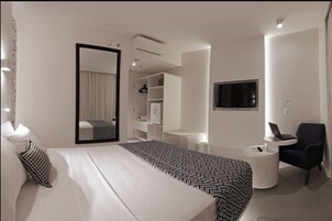 Minibar, caja fuerte, escritorio y cortinas opacas