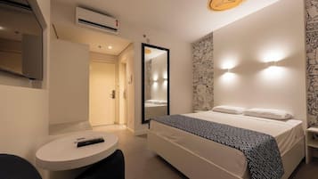 Standard Casal + Sofá Cama | Minibar, safe på rommet, skrivebord og blendingsgardiner