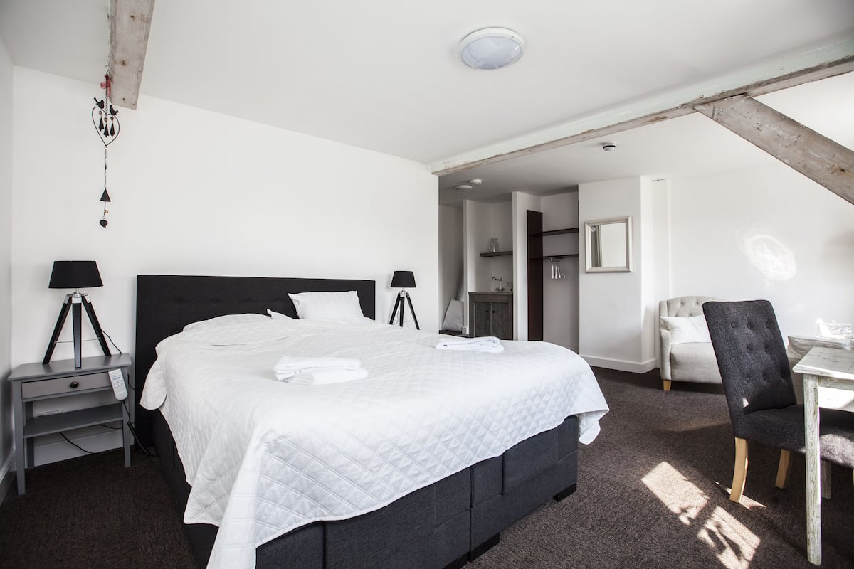 Honeymoon Suite | Blackout drapes, rollaway beds (surcharge), WiFi (free), bed sheets