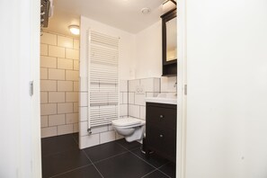 Triple Room | Bathroom | Designer toiletries, hair dryer, towels - Klooster Nieuwkerk Goirle (Goirle)