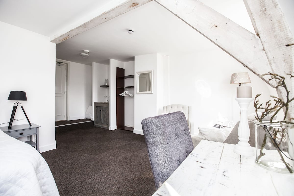 honeymoon suite | blackout curtains, rollaway beds, free wifi, bed sheets