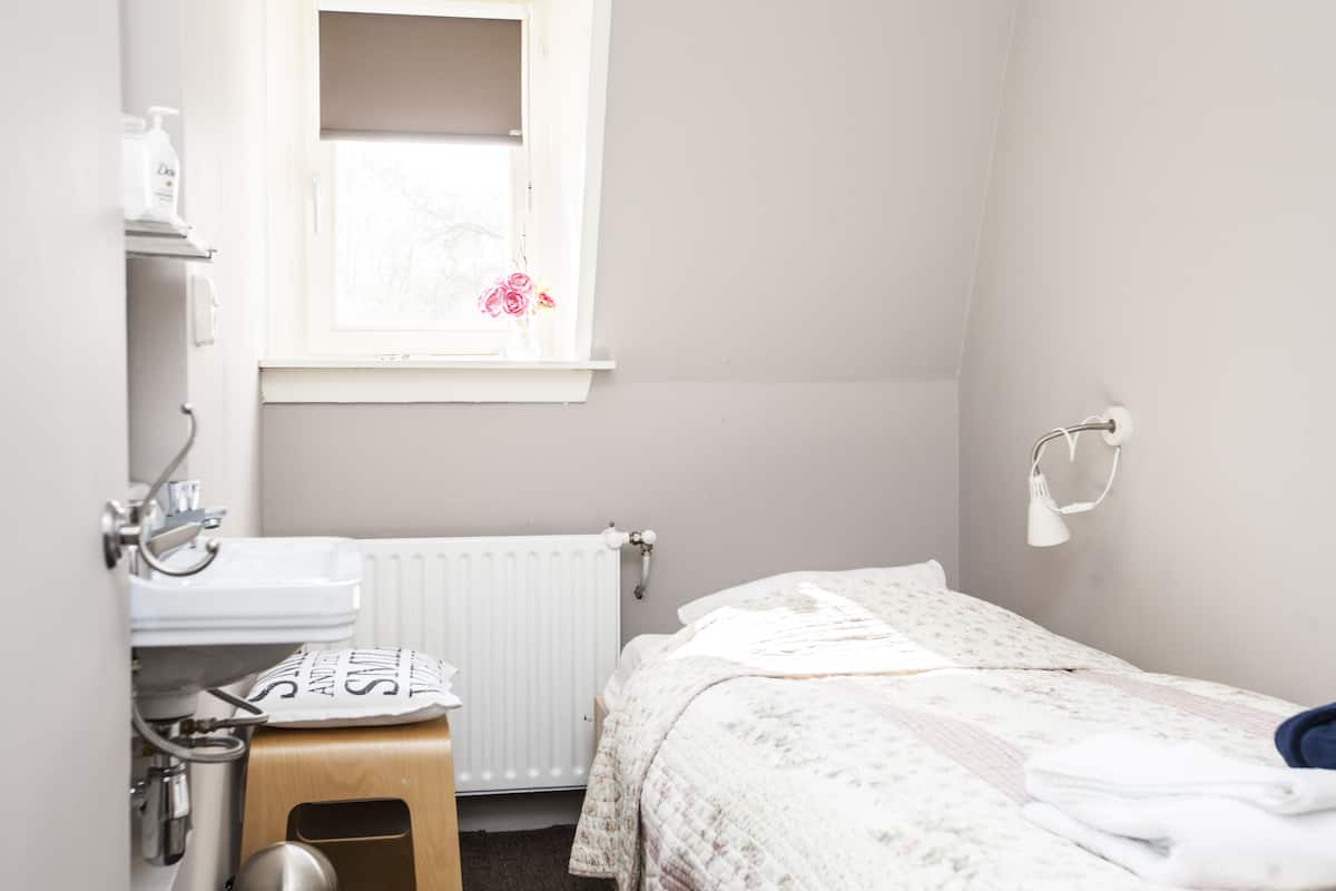 Single Room, Shared Bathroom | Blackout drapes, rollaway beds (surcharge), WiFi (free), bed sheets