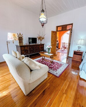 Design Room | Living area | 32-inch flat-screen TV with digital channels, TV, books - Hotel Boutique Casa Montalvo Cuenca (Cuenca)