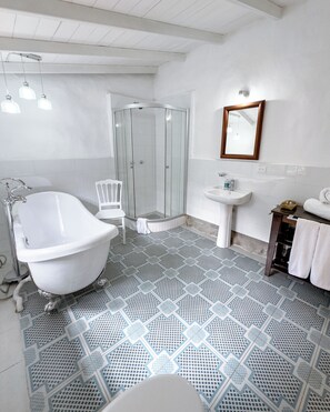 Habitación doble de lujo, patio, vista al jardín | Baño | Tina y regadera independientes y regadera tipo lluvia 