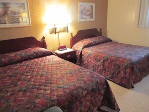 Desk, free WiFi - Elms Motel (West Union)