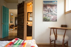 Tabla de planchar con plancha, wifi gratis y ropa de cama