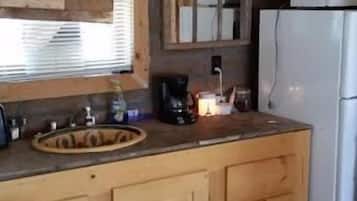 Coffee/tea maker, cookware/dishes/utensils