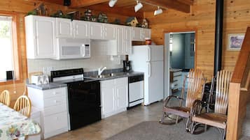 Cabana standard, 2 quartos, para não fumantes, banheira de hidromassagem | Cozinha privada | Micro-ondas, cafeteira/chaleira