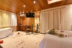 Superior Suite, Hot Tub | Minibar, in-room safe, desk, iron/ironing board - Pousada Borô (Gramado)