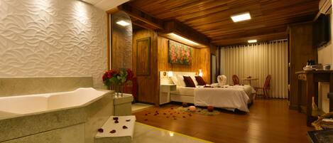 Deluxe Suite, Hot Tub | 1 bedroom, minibar, in-room safe, desk