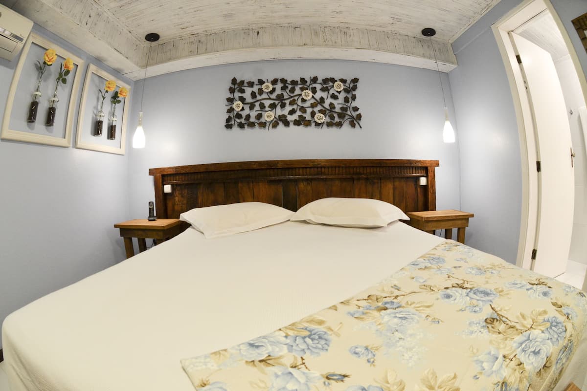 Minibar, coffres-forts dans les chambres, bureau