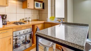 Apartamento, 1 habitación | Servicio de comidas en la habitación