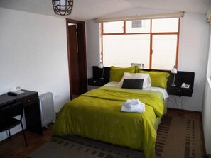 Quarto standard, 4 quartos, terraço, vista para a cidade | 1 quarto, edredons de pluma, camas Tempur-Pedic, escrivaninha
