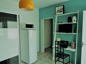 Escritorio, sistema de insonorización y tabla de planchar con plancha