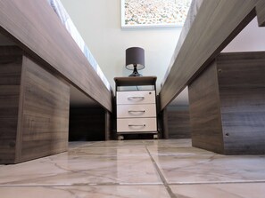 Escritorio, sistema de insonorización y tabla de planchar con plancha