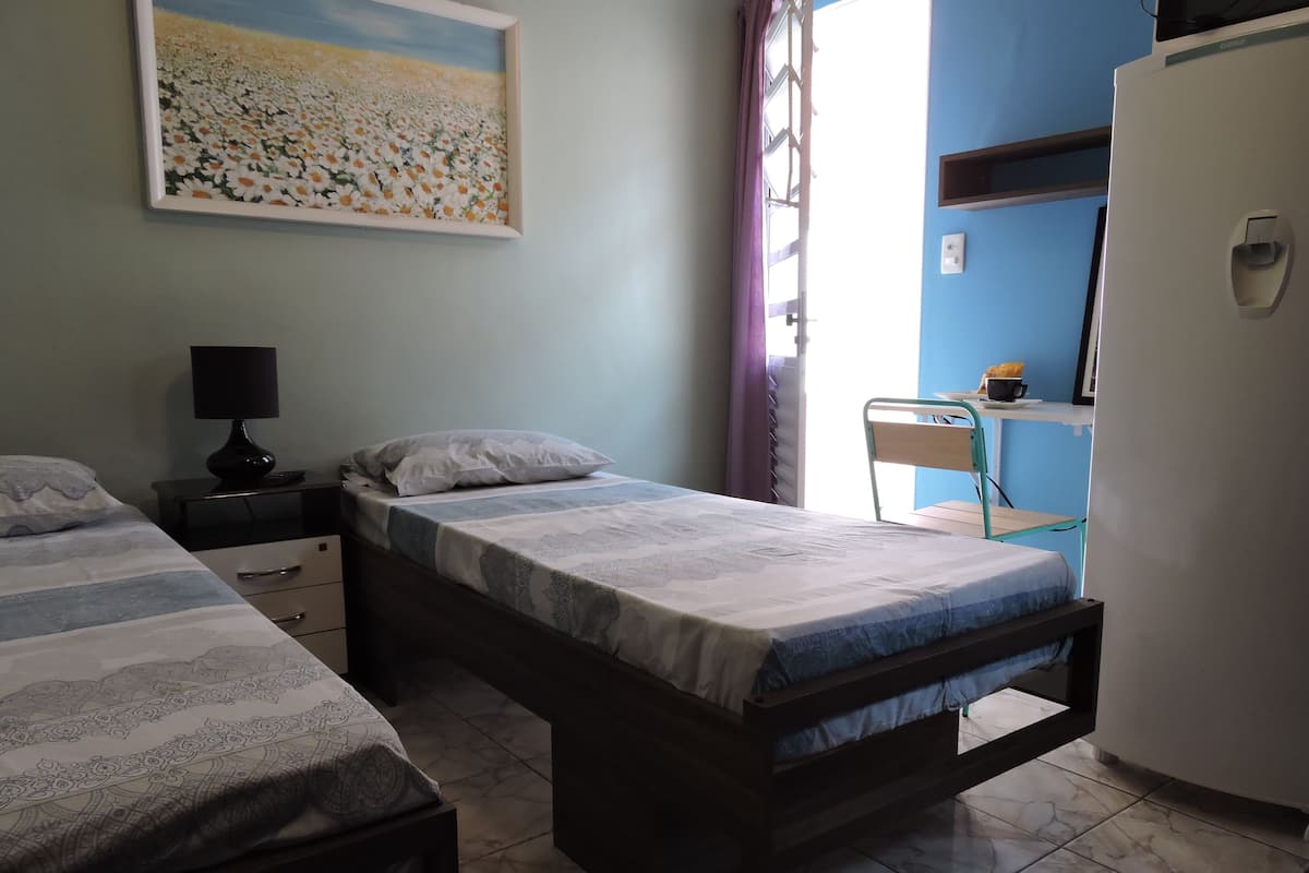 Standard Room | Meja, kalis bunyi, seterika/papan seterika, Wi-fi percuma