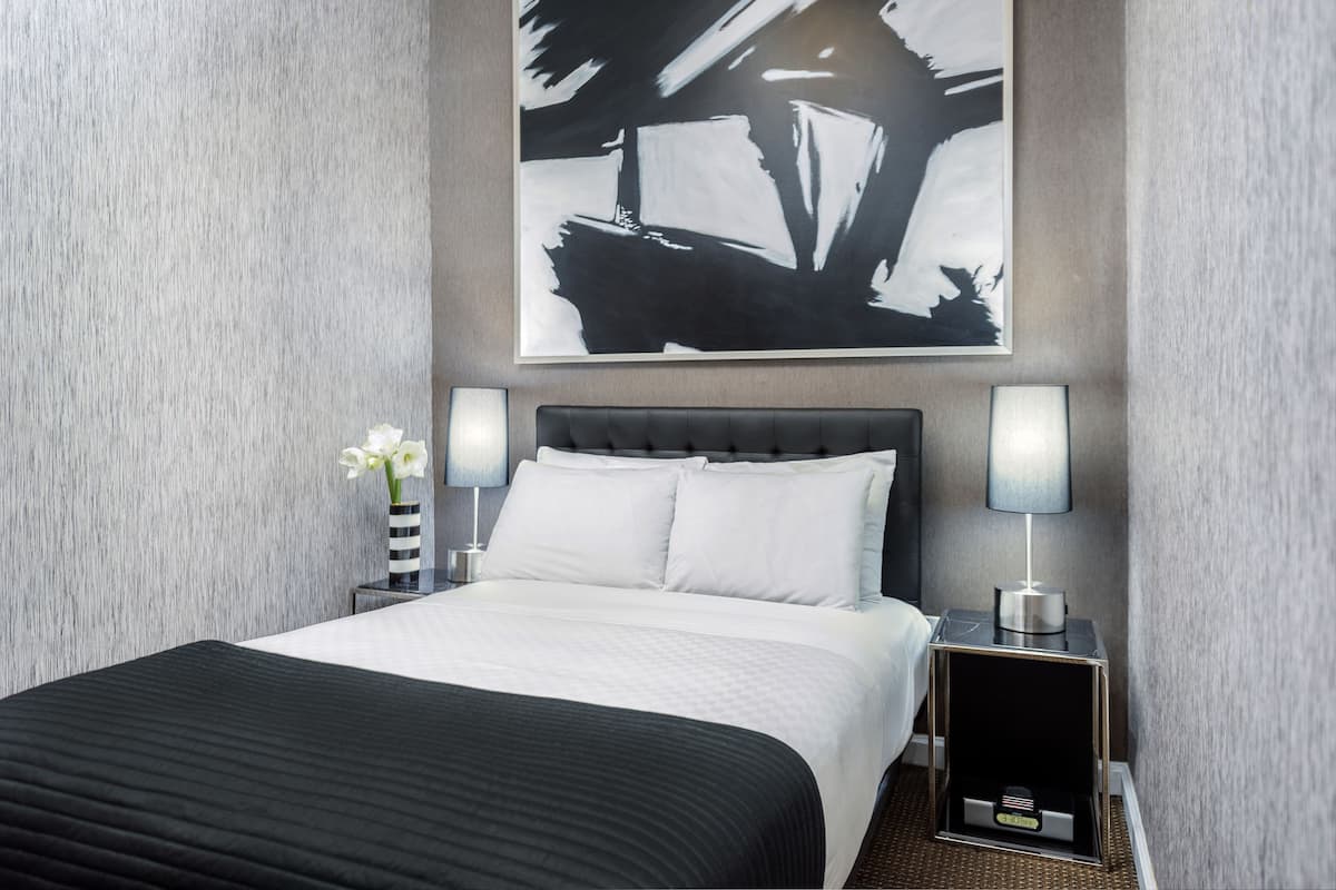 Quarto standard, 1 cama de casal | Cofres nos quartos, escrivaninha, Wi-Fi de cortesia, roupa de cama