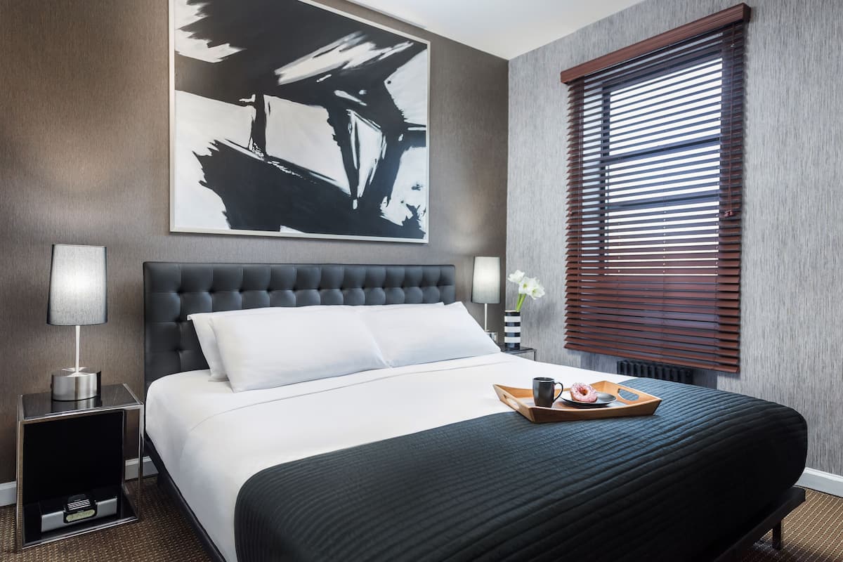 Quarto standard, 1 cama King | Cofres nos quartos, escrivaninha, Wi-Fi de cortesia, roupa de cama