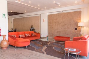 Lobby sitting area - Wayqey Hotel (Cusco)