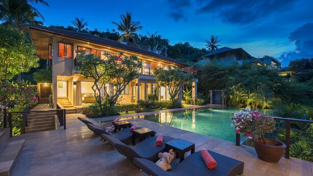 A modern resort with a swimming pool, lounge chairs, and a well-maintained garden. - Baan Ling Noi Villa (Koh Samui)