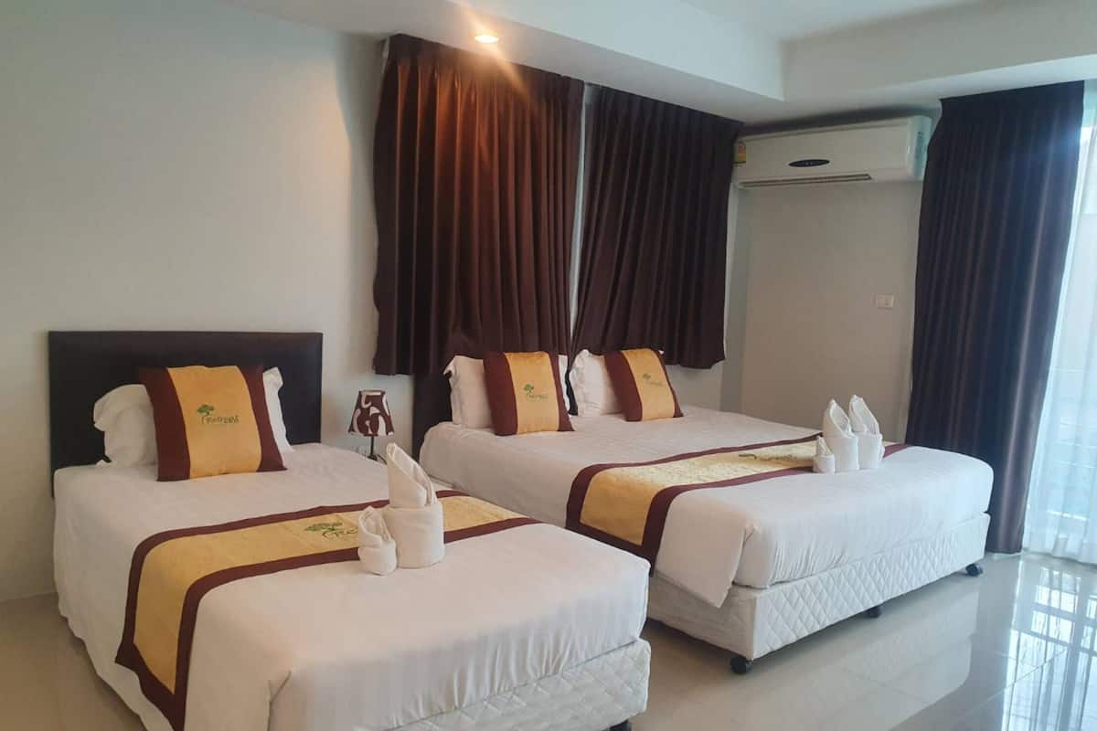 Deluxe Triple Room | Minibar, in-room safe, desk, laptop workspace