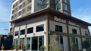 Un edificio de varios pisos con un letrero que dice "Retreat Resort".