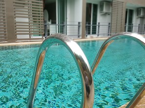 Piscina externa, funciona das 8h às 9h, espreguiçadeiras