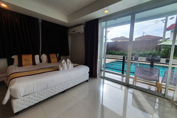 Habitación triple Deluxe (Poolside) | Minibar, caja fuerte, escritorio y espacio para trabajar con un portátil
