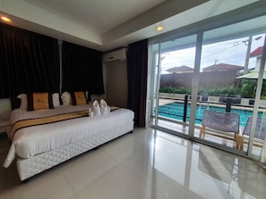Quarto triplo luxo (Poolside) | Frigobar, cofres nos quartos, escrivaninha
