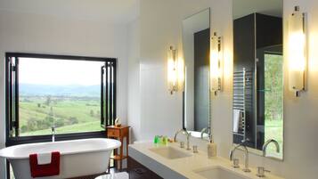 Luxury 5 Bedroom Country House | Bathroom | Shower, free toiletries, hair dryer, towels