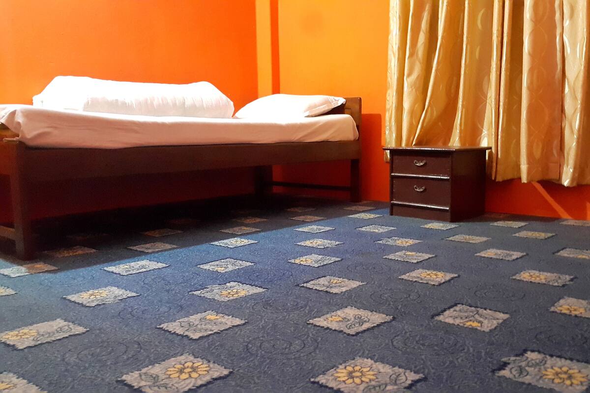 Habitación económica con 2 camas individuales, baño compartido | Caja fuerte, escritorio, sistema de insonorización