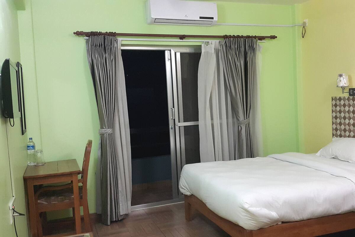 Suite superior, balcón | Caja fuerte, escritorio, sistema de insonorización