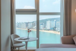 Suite, 1 Double Bed | Premium bedding, pillowtop beds, in-room safe, desk