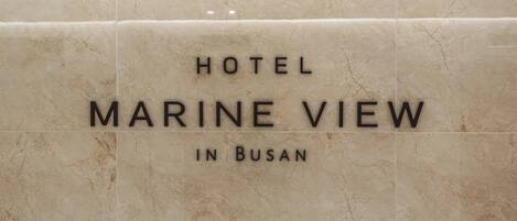 Naamplaatje voor Hotel Marine View in Busan.