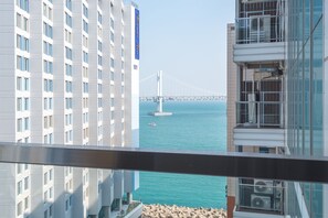Vista de un puente sobre el agua, con un edificio en primer plano.