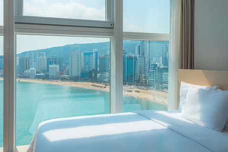 Suite (Twin) | 1 bedroom, premium bedding, pillowtop beds, in-room safe