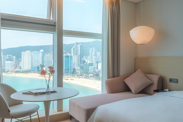 Suite, 1 Double Bed | Premium bedding, pillowtop beds, in-room safe, desk - The Marine View Hotel (Busan)