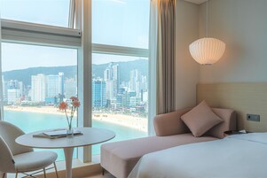 Suite, 1 Double Bed | Premium bedding, pillowtop beds, in-room safe, desk