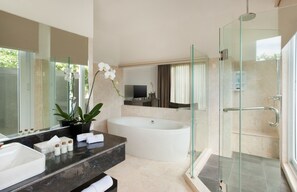 Een bad/douchecombinatie, gratis toiletartikelen, een haardroger