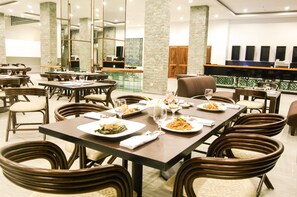 Breakfast, lunch and dinner served - The Sintesa Residence Jimbaran (Jimbaran)
