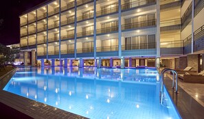 Indoor pool, outdoor pool, pool umbrellas, pool loungers - The Sintesa Residence Jimbaran (Jimbaran)