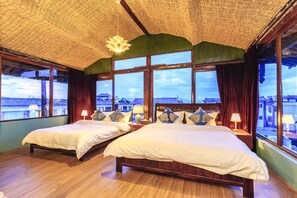 Suite Studio Deluxe, plusieurs lits, vue partielle sur le lac, côté jardin | Literie de qualité supérieure, bureau, rideaux occultants, Wi-Fi gratuit
