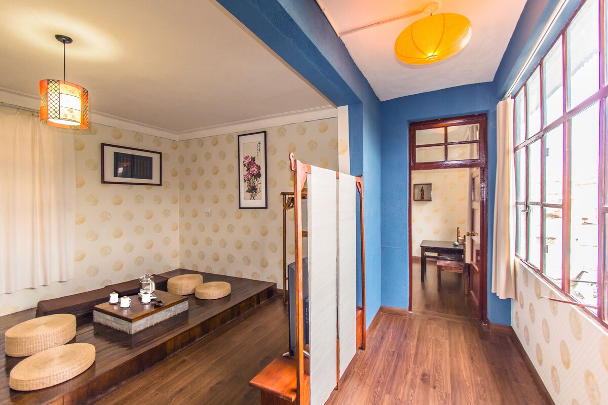 Chambre Quadruple Familiale, 2 chambres, vue jardin, côté cour intérieure | Salle de séjour | Télévision LED de 49 pouces avec chaînes numériques, télévision
