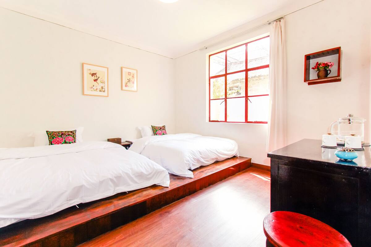 Suite Familiale, 1 chambre, vue jardin, côté jardin | Literie de qualité supérieure, bureau, rideaux occultants, Wi-Fi gratuit
