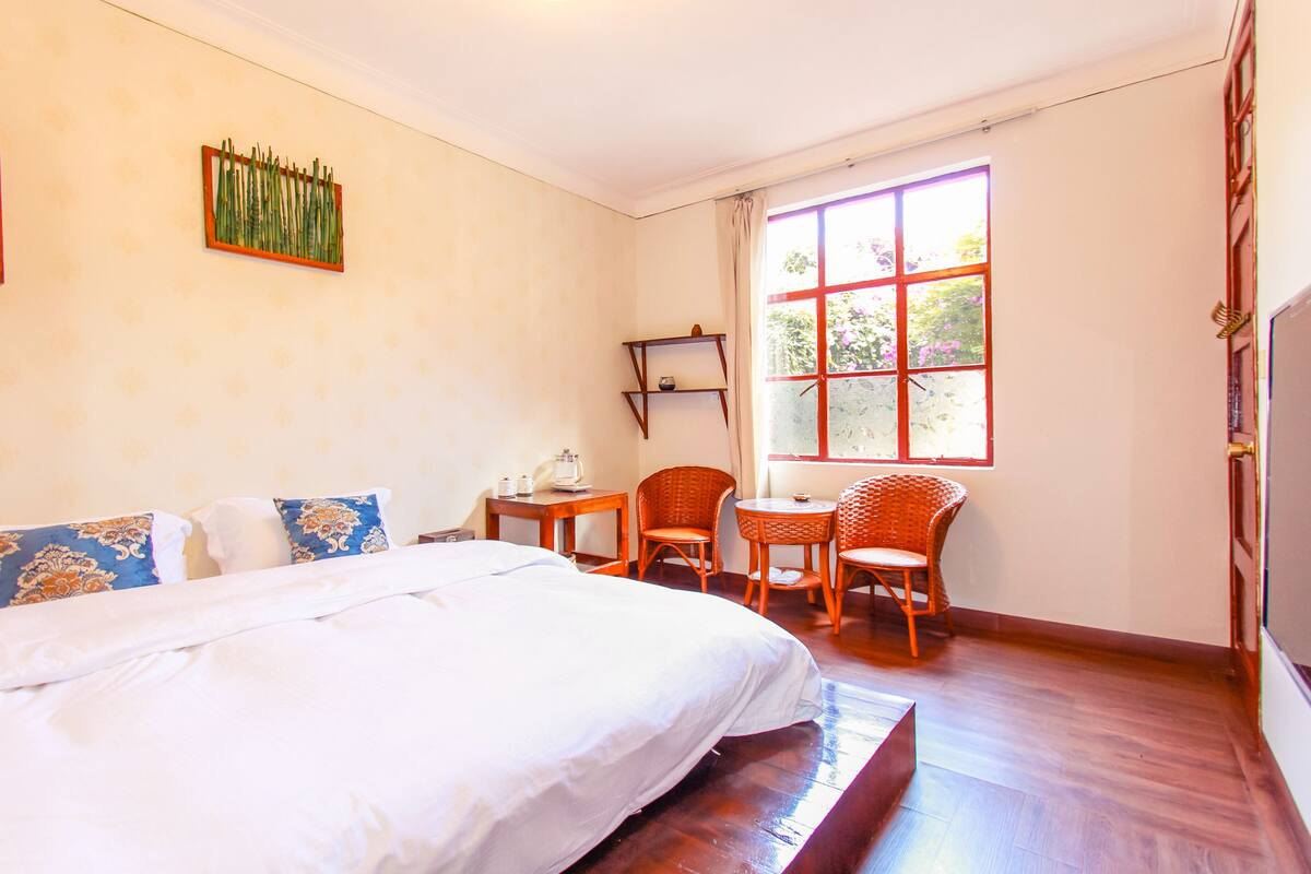Chambre Double Confort, 1 très grand lit, vue jardin, côté cour intérieure | Literie de qualité supérieure, bureau, rideaux occultants, Wi-Fi gratuit