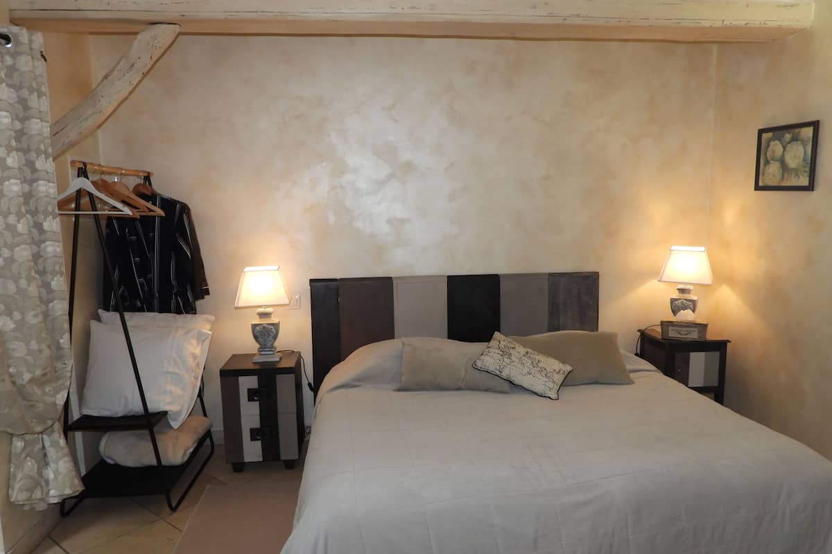 Chambre Double Confort, salle de bains attenante | Literie de qualité supérieure, matelas Select Comfort, bureau