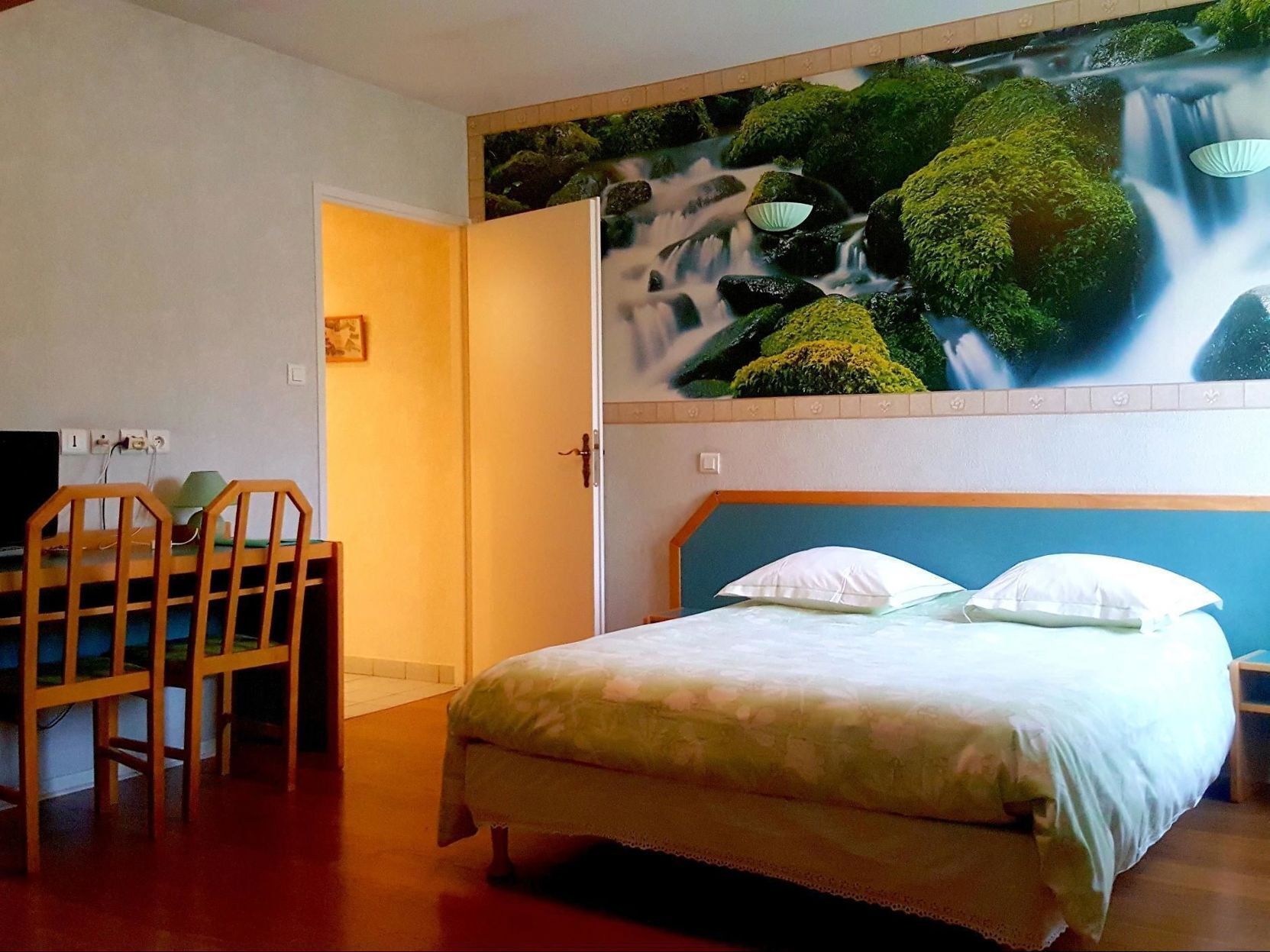 Cubrecamas, artículos del minibar gratis y decoración personalizada 