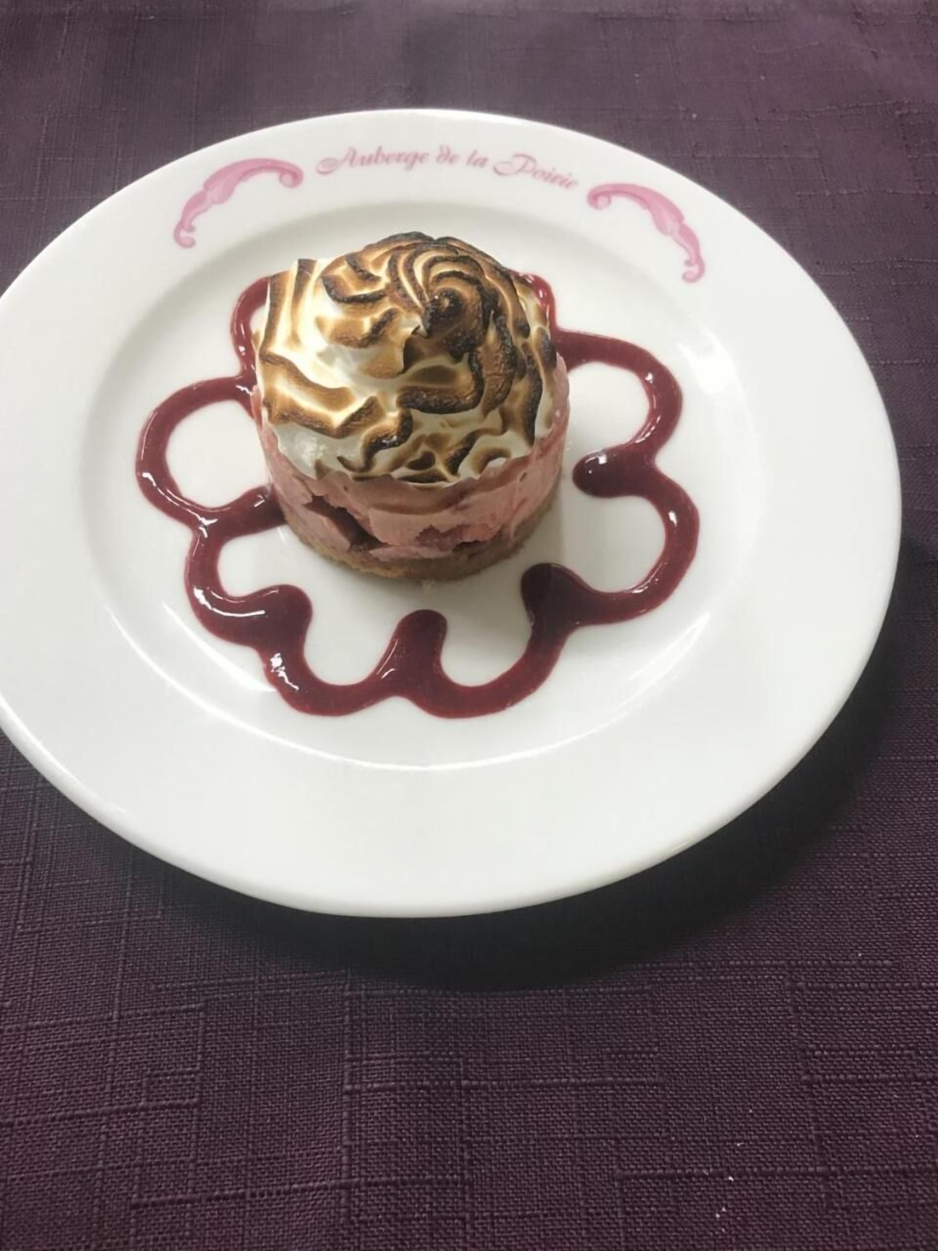 Een dessert op een wit bord met een decoratieve rand.
