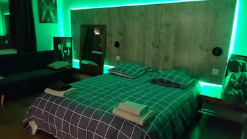 Camera tripla | Copriletto in piuma, minibar (con alcuni snack e alcune bevande gratis)